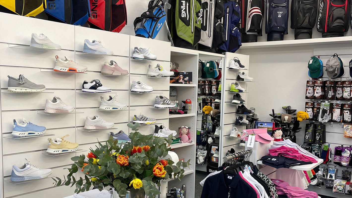 Das Sortiment im Proshop am Meer wird saisonal zusammengestellt und verbindet Funktion, Stil und praktische Verfügbarkeit direkt im Club. So ﬁndest du vor Ort genau das, was auf dem Platz wirklich zählt: passende Bekleidung, zuverlässiges Zubehör und persönliche Empfehlungen.
